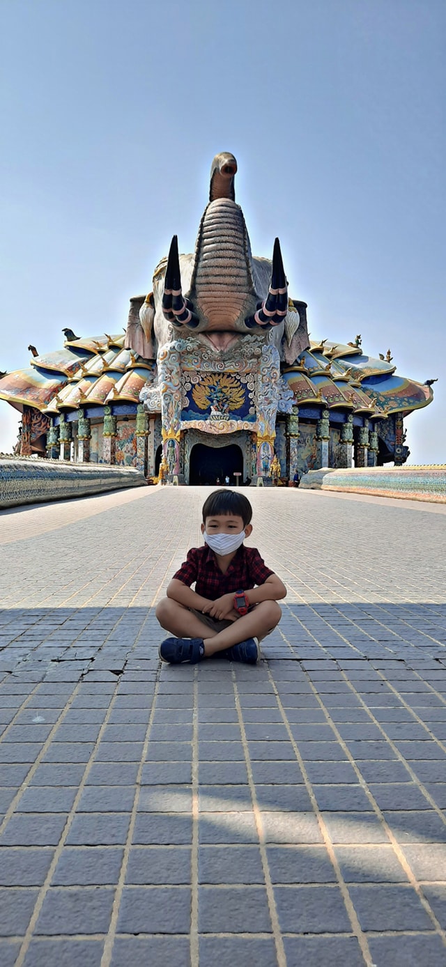 บริเวณลานวิหารเทพวิทยาคม วัดบ้านไร่