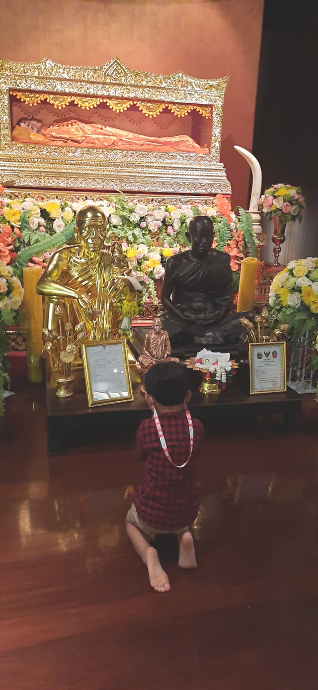 พาลูกชายไหว้พระขอพร ที่วัดบ้านไร่