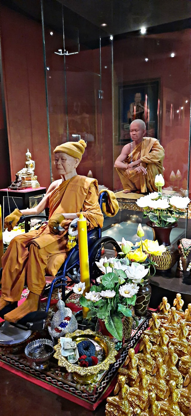 กราบหลวงพ่อคูณ ที่พิพิธภัณฑ์หลวงพ่อคูณ