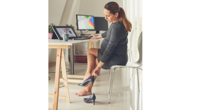 คนท้องควรหลีกเลี่ยงการใส่รองเท้าส้นสูง