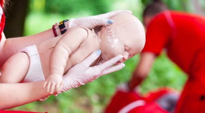 วิธีปฐมพยาบาลเมื่อลูกสำลักนม