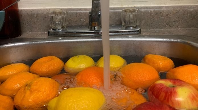 ควรล้างผลไม้ทุกครั้งก่อนรับประทานเพื่อชะล้างสารเคมี