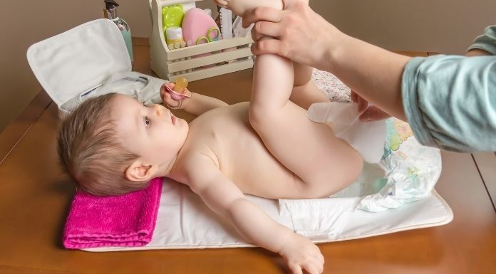 เปลี่ยนผ้าอ้อมบ่อยๆเพื่อลดการเกิดผื่นผ้าอ้อม