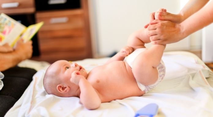 เปลี่ยนผ้าอ้อมไม่ควรยกขาลูกสูงเกินไป